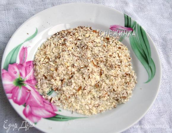 Сверху будем посыпать миндалём. Так как хлопьев у меня не было, я натёрла на крупной тёрке миндаль в стружку.