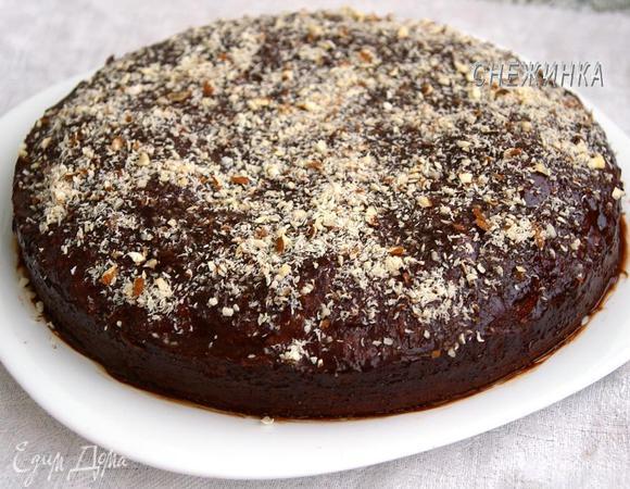 Когда и пирог, и глазурь полностью остыли, поливаем пирог глазурью, можно в несколько приёмов, можно аккуратно смазать ей. Сверху посыпаем миндалём.