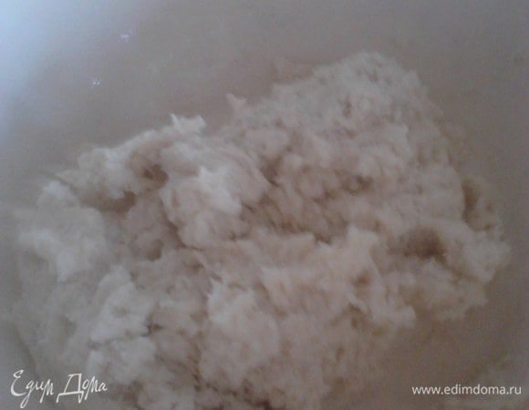 итак, поехали.... в миску просееваем 3 стакана муки и постепенно, постоянно растирая деревяной лопаткой вливаем туда 1,5 стакана кипящего молока. (Отступление номер раз - муки много, молока мало, мука заваривается быстро, получается чёрт знает что, но мы не отчаиваемся, а очень активно растираем). Миску с тестом накрываем полотенцем и ставим в тёплое место на 1 час.

