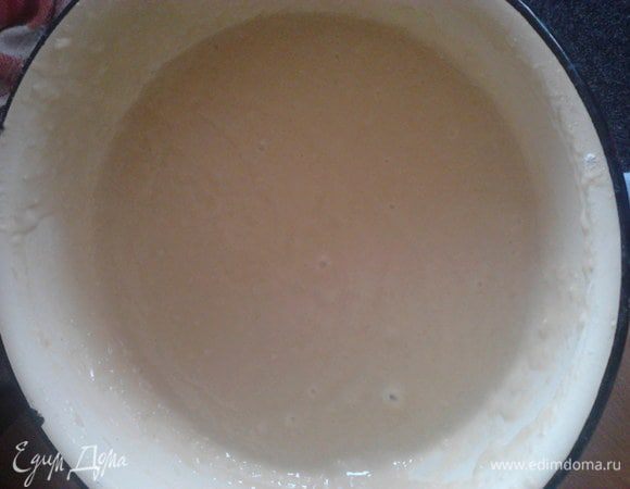 .... и вот что должно получиться.... Теперь накрываем полотенцем и отправляем в тёплое место на 1,5 - 2 часа подняться. Как только тесто поднимется, нужно обмять его с теплым растопленым маслом, постепенно добавляя муку. Вымешиваем до тех пор, пока тесто не станет отставать от стенок посуды. (Отступление номер 2 - фокус в том, что б добавлять муку понемногу, не забывая её просеивать, тесто должно быть чуть липким и очень поддатливым. У меня на это ушло ещё 7 стаканов муки и 15 минут времени). Теперь снова накрываем и ставим подходить на 1 час. Тесто должно увеличиться вдвое.
