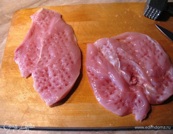 Слегка отбиваем. Солим.