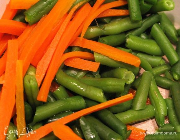 Морковь режем брусочками, отвариваем с фасолью в подсоленной воде 3 мин. с момента закипания. Сливаем кипяток и обдаем холодной водой.