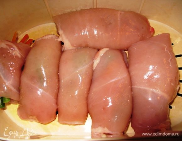 Частично (для себя и дочери) я приготовила их в течение 20 мин на пару. Затем переложила в кастрюльку и протушила с половиной соуса. Соус я использовала из собственноручно закрытого летом перца в томатной заливке. Очень его любим.