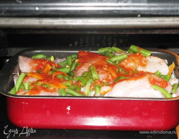 Остальное я сложила в форму для запекания, поперчила, залила второй половиной соуса и при 200 гр. запекала 40 мин. Приятного аппетита!