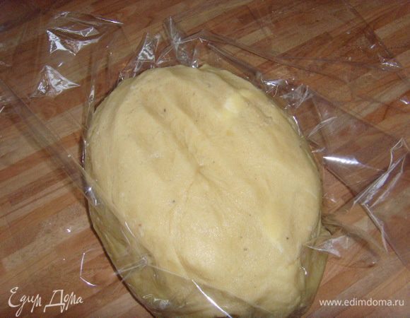 из масла,муки, 150 г сахарной пудры, соли, молотого миндаля, гвоздики, корицы и яйца замесить песочное тесто, завернуть в пищевую плёнку и отправить в холод на 1 час.