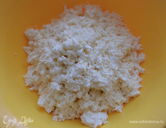 Творог протереть через сито (я ради эксперимента протерла дважды).