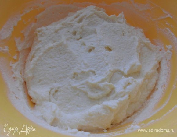 Растереть его с яйцами, сахаром и лимонным соком. Сок лучше добавлять постепенно и начинку пробовать на вкус. Мне хватило 1/2 лимона.