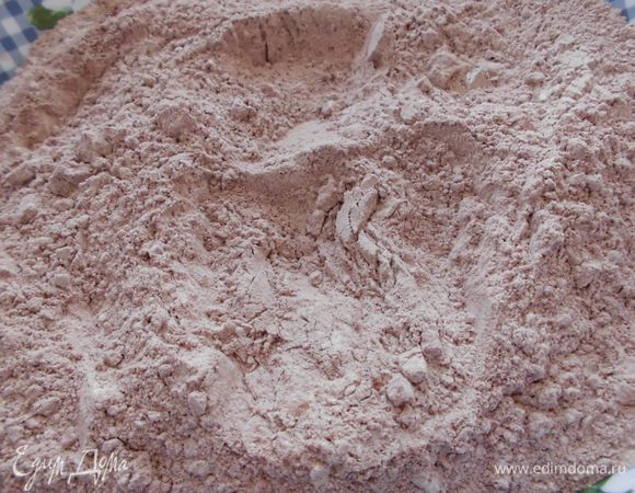 Духовку разогреть до 200 градусов. Просеять через сито муку, какао, разрыхлитель и соль, перемешать.