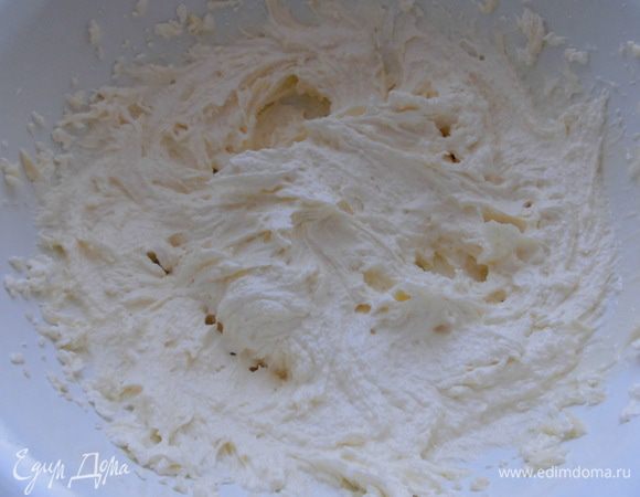 Масло взбить с сахаром до кремообразного состояния.