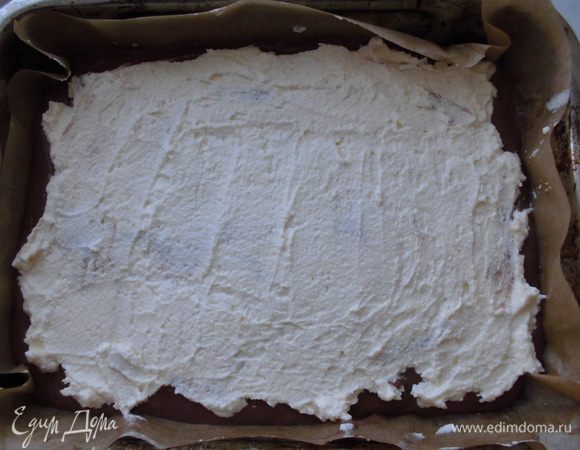 Бумагу для выпечки смазать маслом, и выложить в прямоугольную форму ( у меня 22х 30 см). Положить на нее половину теста и накрыть начинкой.