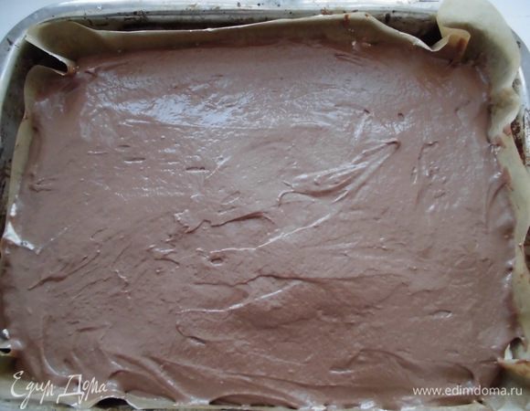 Сверху распредилить оставшееся тесто и разровнять. Выпекать примерно 30 минут.