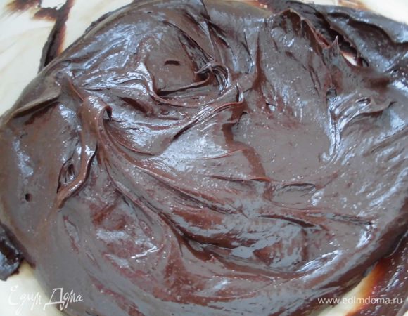 Растопить на водяной бане шоколад, слегка охладить. Сливочное масло растереть с сахарной пудрой, ванильным сахаром и желтком. Добавить шоколад и хорошо перемешать.