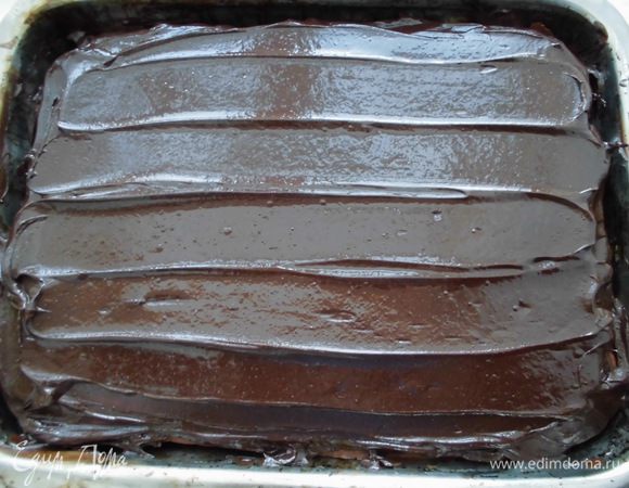 Щедро смазать пирог кремом и охладить.