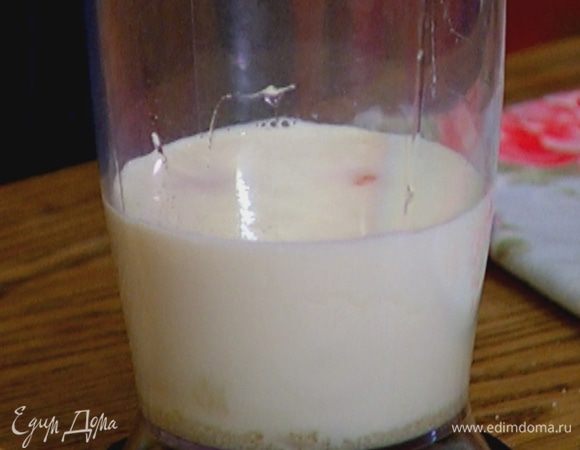 Приготовить тесто: молоко, яйца, сахар и соль перемешать, всыпать половину муки и взбить блендером. 