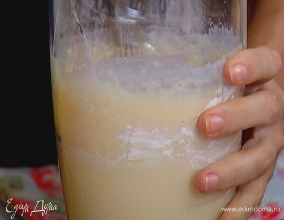 Добавить оставшуюся муку и взбить все в однородную массу. Накрыть емкость с тестом полотенцем или пленкой и дать отдохнуть в течение 30 минут.