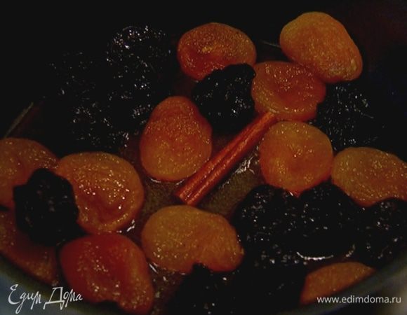 Курагу и чернослив выложить в небольшую кастрюлю, влить вино, ванильный экстракт, добавить корицу и припустить на огне.