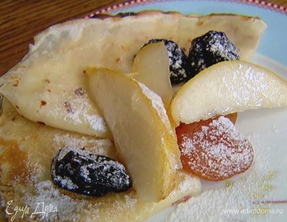 На готовые блины выложить сухофрукты с грушей и посыпать сахарной пудрой.