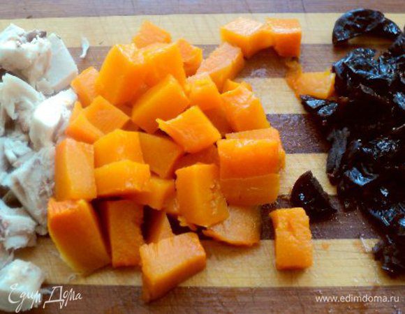 Отваренное куриное филе, запеченную тыкву и чернослив порезать кусочками, приблизительно одной величины. Чернослив предварительно замочить на 5 мин. в горячей воде.
