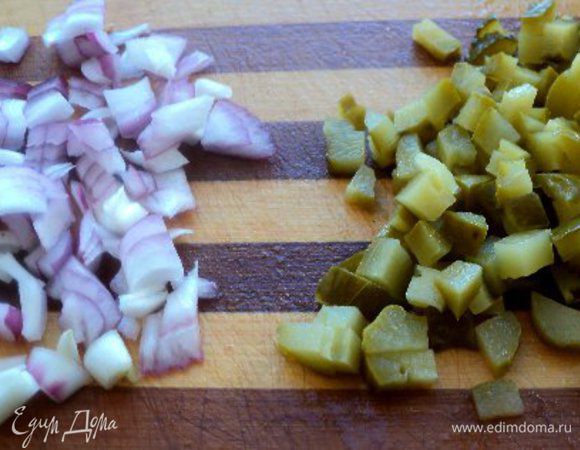 Мелко порезать лук и корнишоны.