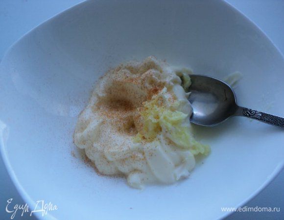 Майонез смешать с натертым имбирем, перцем чили.