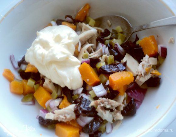 Сложить в миску филе, тыкву, чернослив, лук и корнишоны, добавить соус, мелко порезанную петрушку, перемешать, посолить по вкусу.