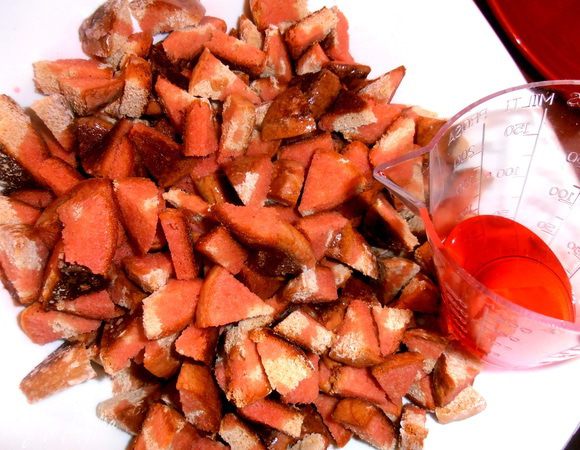 Поливаем сок или сироп на кусочки пряников.