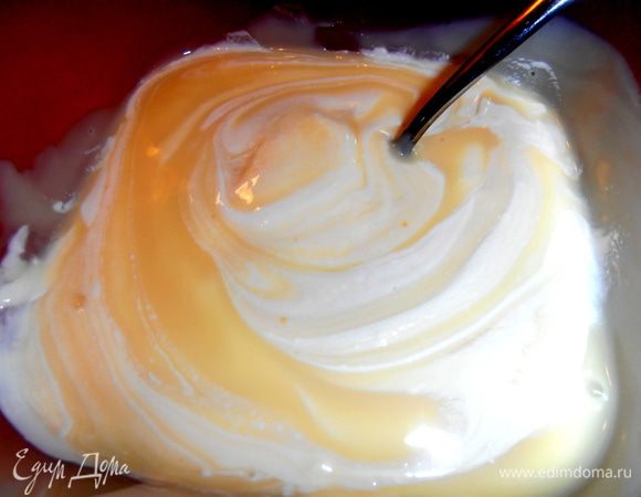 При отсутствии сгущёнки можно сметану слегка взбить с сахаром.