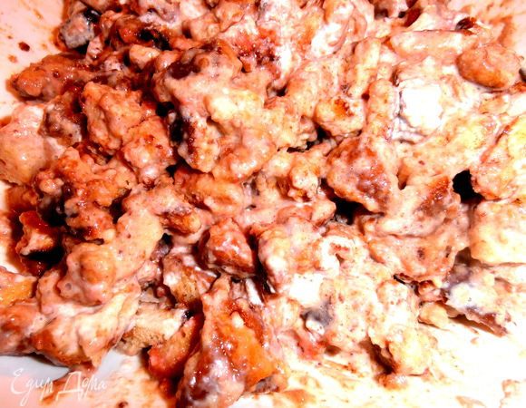 Выливаем в пряничные кусочки нашу кисло-сладкую заливку,перемешиваем...Если делать порционно,то выкладываем в креманки,посыпаем тёртым шоколадом и убираем в холодильник на ночь.