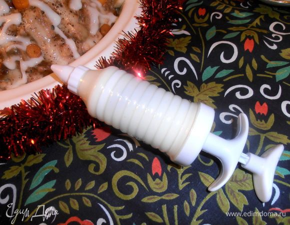 У нас был готовый ванильный крем со вкусом бренди,поэтому решила украсить верх им.