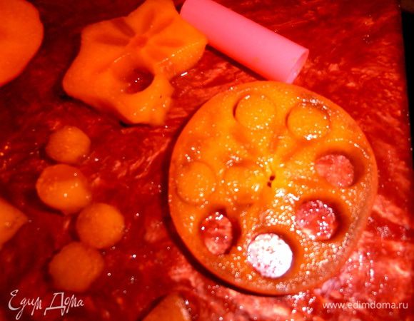 Для украшения меня снова выручила моя любимая хурма!Вырезаем с помощью промытого колпачка от толстого фломастера кружки,чтобы получить типа конфетти.С помощью зубочистки накалываем их на тортик.