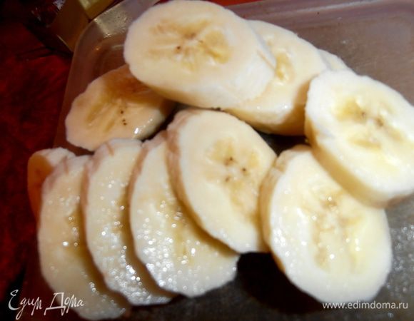 Бананчик подвернулся под руку и тоже украсил наш торт-десерт!