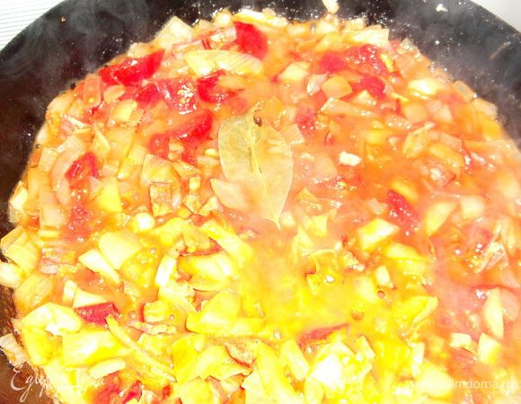 На разогретую сковородку,или кастрюлю с толстым дном,выливаем масло, добавляем нарезанные мелкими квадратами лук, чеснок, помидоры, колбасу.Перемешиваем и оставляем немного потушиться минут 5,добавляем вино (по рецепту здесь надо всё размельчить в блендере до однородной  массы, но у меня муж не любит пюре, попросил оставить кусочками).