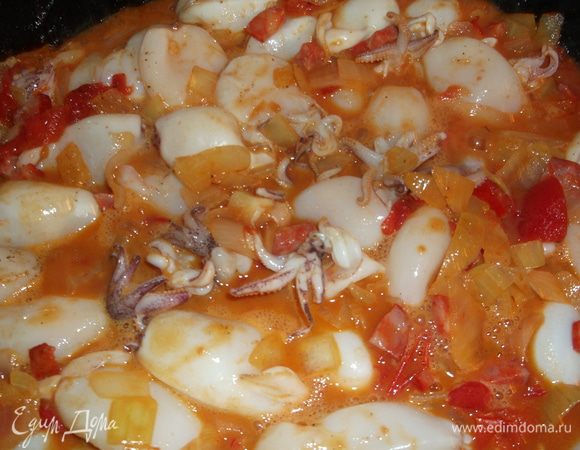 Теперь добавляем томатную пасту, лавровый лист и кальмары(не режем добавляем целиком,если даже крупные)солим,перчим,перемешиваем,закрываем крышкой и оставляем на 15-20 минут,пока кальмары не станут мягкими.