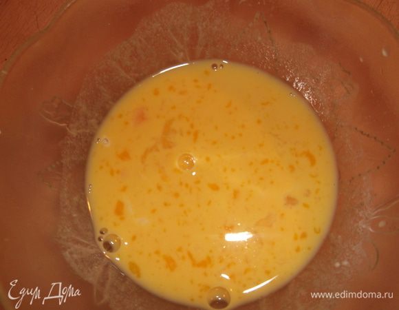 За это время в муку постепенно добавляем воду,постоянно помешивая,что бы не было комочков,добавляем желток и хорошо перемешиваем.