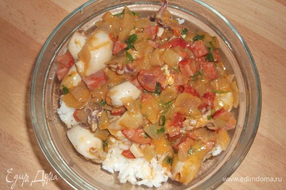 Когда кальмары готовы выливаем этот соус, хорошо перемешиваем, добавляем мелко нарезанную петрушку, тушим 3 минуты, подаем с рисом или картофелем.