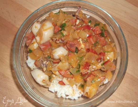 Когда кальмары готовы выливаем этот соус, хорошо перемешиваем, добавляем мелко нарезанную петрушку, тушим 3 минуты, подаем с рисом или картофелем.