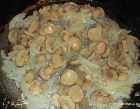 в разогретое оливковое масло добавляем нарезанный лук и грибы,обжариваем 