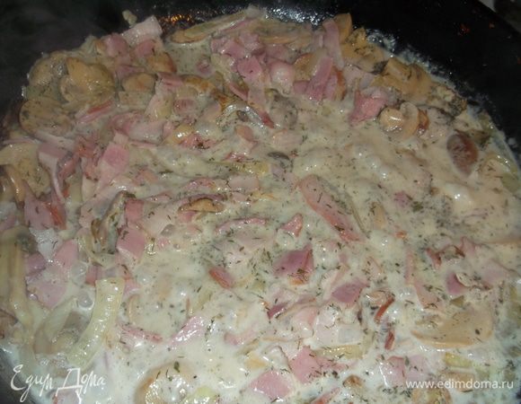добавляем нарезанный бекон,перемешиваем и тоже немного обжариваем,добавляем сливки и оставляем потушиться минут 10