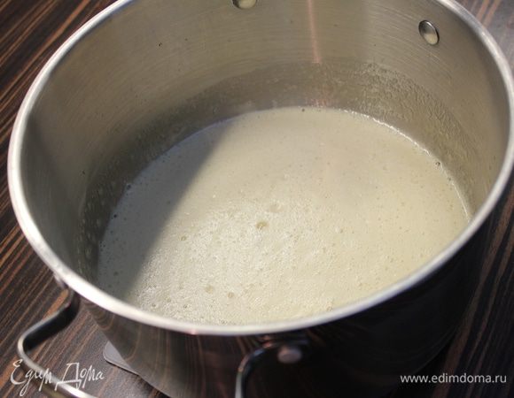 БИСКВИТ.
Разогреть духовку до 170 градусов....В большом сотейнике (кастрюле) на сильном огне довести до кипения пиво и мед. Снять с огня и добавить соду, размешать. Остудить до комнатной температуры и полного исчезновения пены.