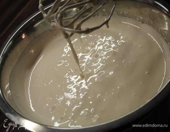 Взбить яйца с сахаром и сахаром мусковадо до однородной пышной светлой массы кофе с молоком. Лучше и быстрее это сделать на водяной бане. Постепенно ввести масло, продолжая взбивать...