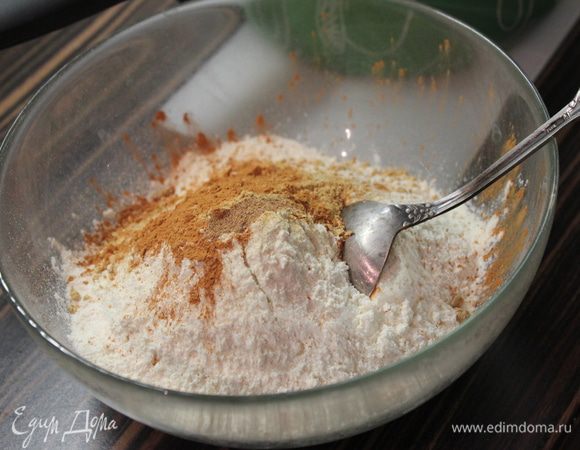 В отдельной миске смешать все сухие ингредиенты...