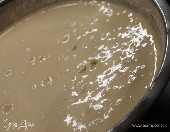 Смешать пиво с медом с яичной массой. Затем ввести муку в два захода, хорошо размешать. Добавить тертый свежий имбирь.