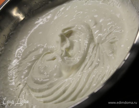 МУСС из маскарпоне.
Взбить сливки с сахаром.