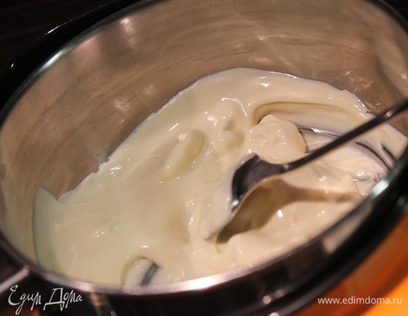 Растопить шоколад на водяной бане. Остудить немного и добавить к сливкам и перемешать.