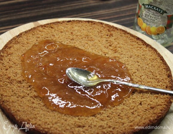 Слегка подогреть джем и половиной смазать нижний корж. 