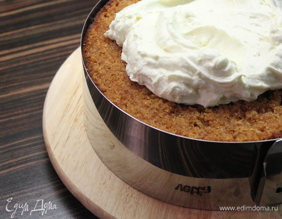 Треть мусса выложить поверх джема. Накрыть вторым коржом,пропитать его  ликером и смазать второй половиной джема. Выложить вторую треть крема.... Накрыть третьим коржом, обильно пропитать ликером и покрыть оставшимся кремом. Разровнять... Поставить охлаждаться и пропитываться на ночь в холодильник.