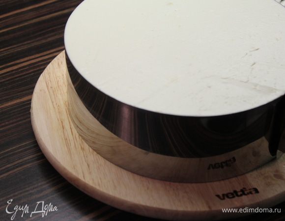 Украсить карамелизированными апельсинами и палочками корицы. Бока обсыпать крошкой печенья.