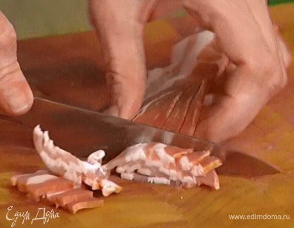 Бекон нарезать мелкими кусочками.