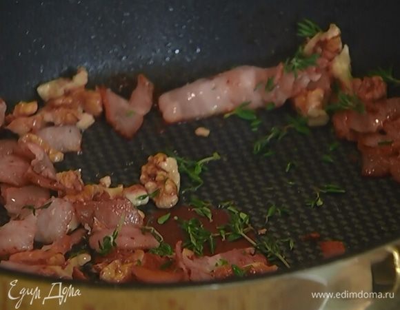 Добавить грецкие орехи, листья тимьяна, перемешать и все еще немного обжарить.