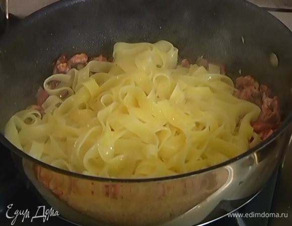 Выложить в сковороду макароны, перемешать и выключить огонь.